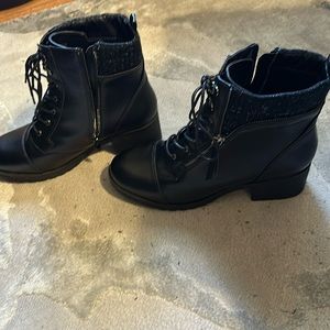 New Never worn Cloudwalker Size 11 Ankle Zip & Lace Boots